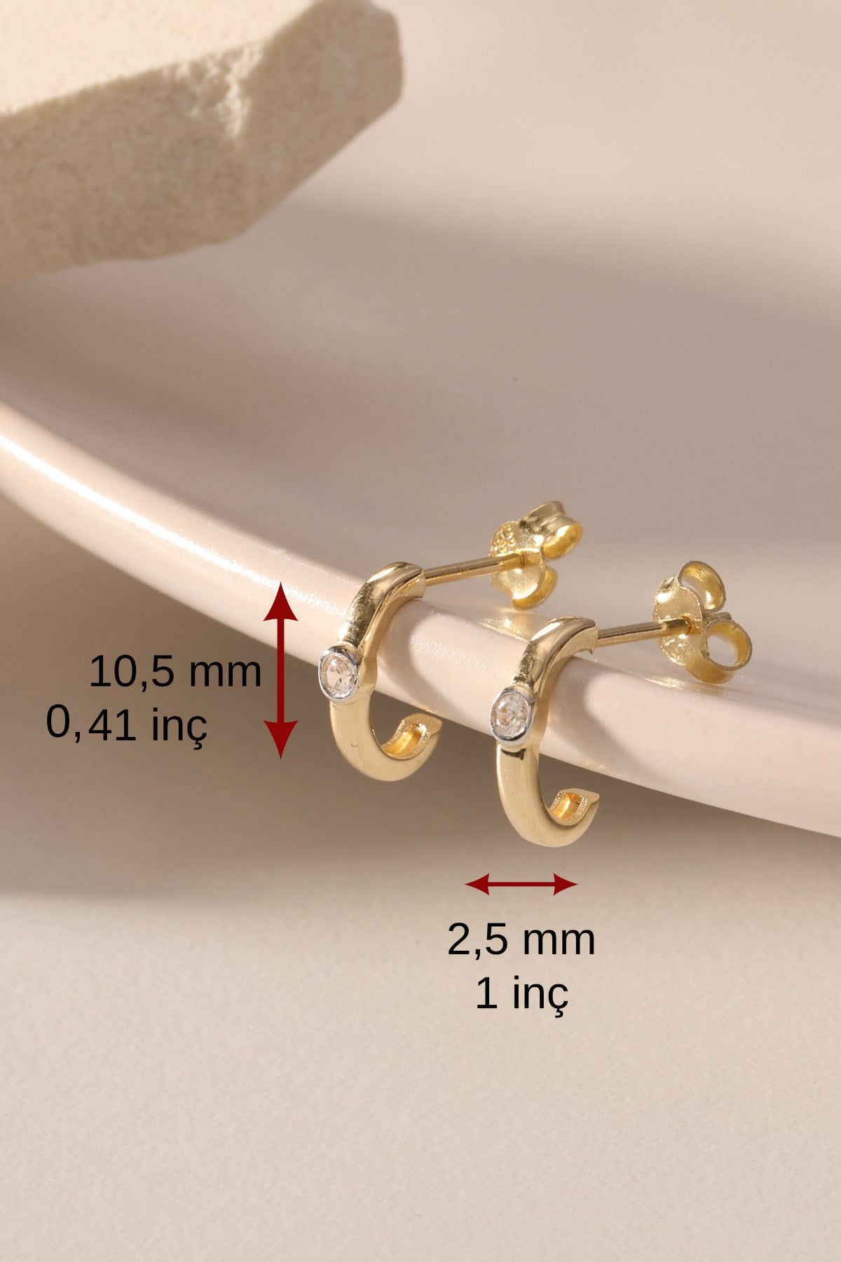 14 Ayar Altın Zirkon Taşlı Minimal Yarım Halka Küpe