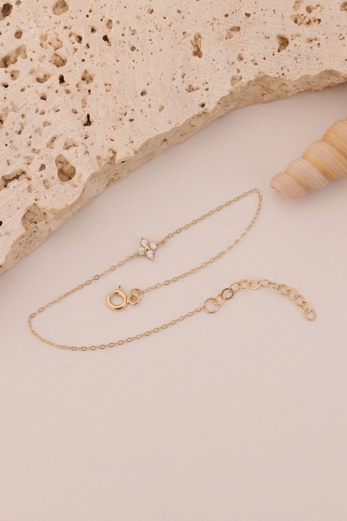 14 Ayar Altın Dört Taşlı Minimalist Çiçek Bileklik