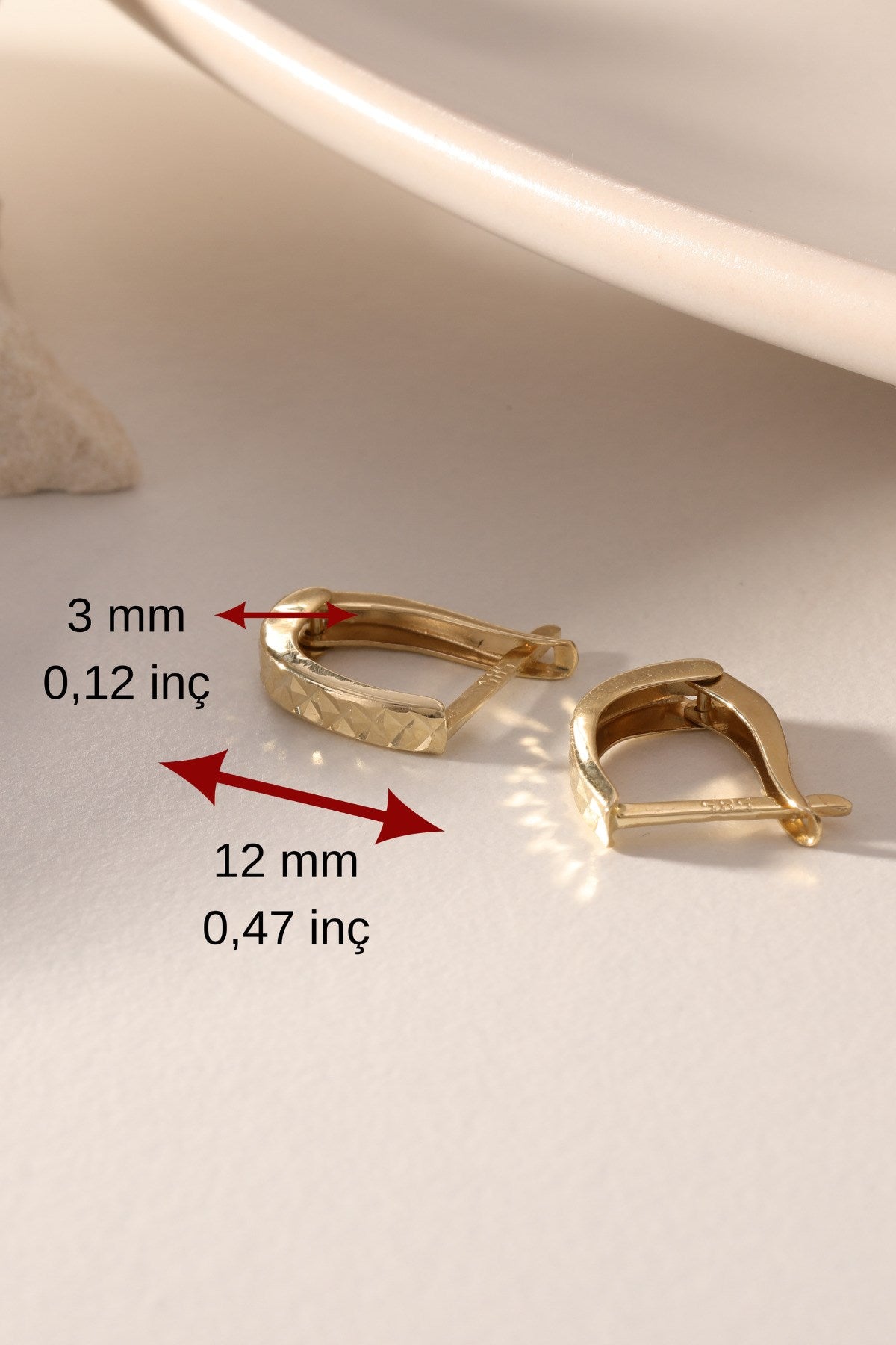 14 Ayar Altın Kalemli Desenli Küpe