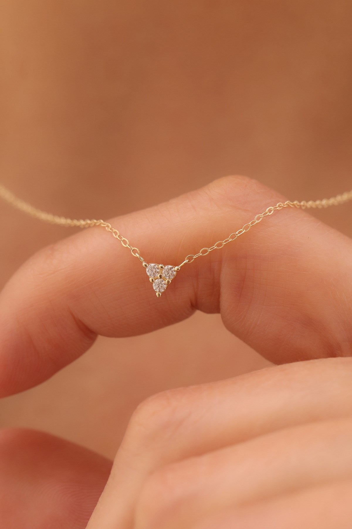 14 Ayar Altın Minimalist Zirkon Taşlı Üçgen Kolye