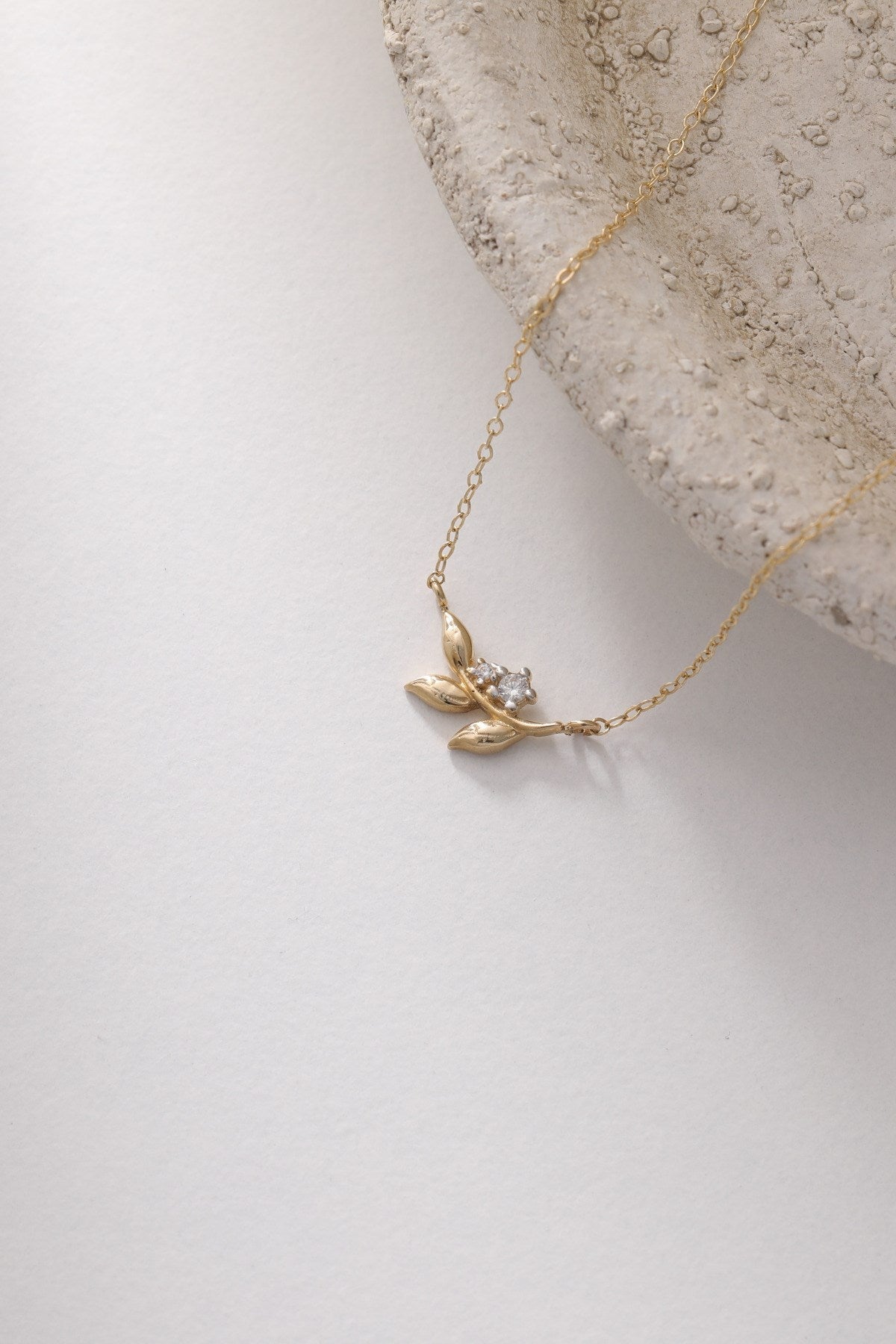 14 Ayar Altın Zirkon Taşlı Yaprak Deseni Kolye