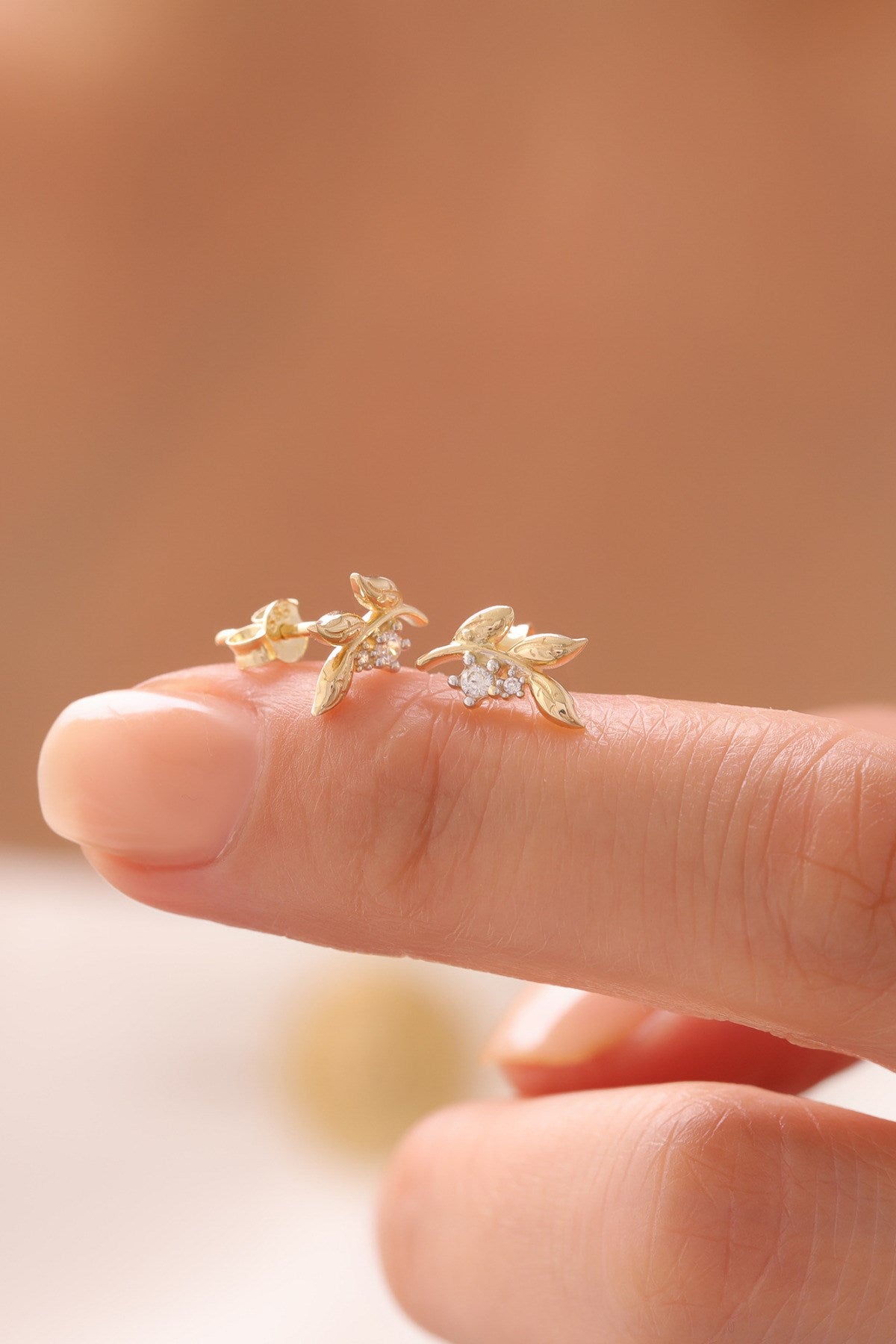 14 Ayar Altın Zirkon Taşlı Yaprak Deseni Küpe