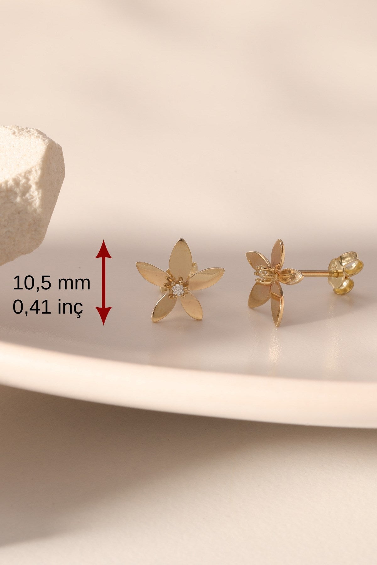 14 Ayar Altı Zirkon Taşlı Çiçek Modeli Kadın Küpe