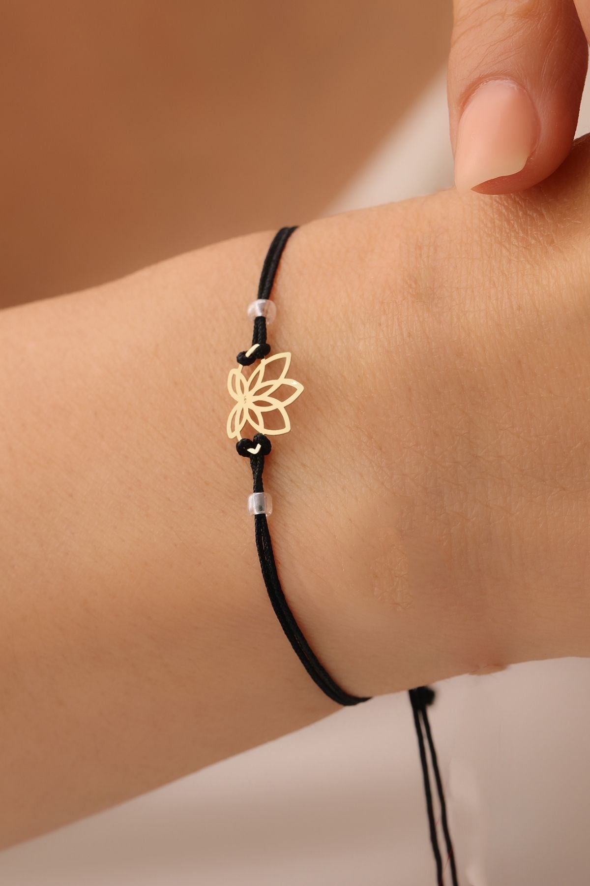 14 Ayar Altın kadın Siyah ipli Lotus bileklik